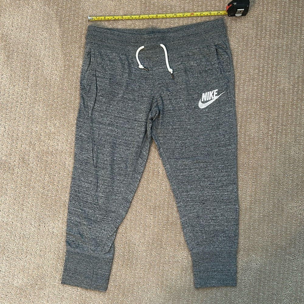 Nike capri leggings with pockets - size adult Medium